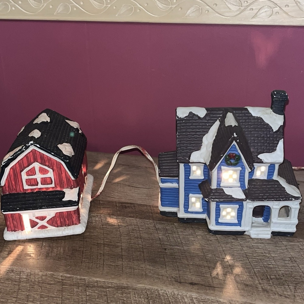 VTG Lighted Farm House/Barn Christmas Village Holiday Decor WORKS